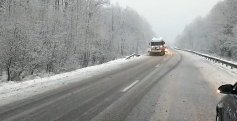 Iarnă în toată regula, vezi imagini din zonele unde ninge. VIDEO