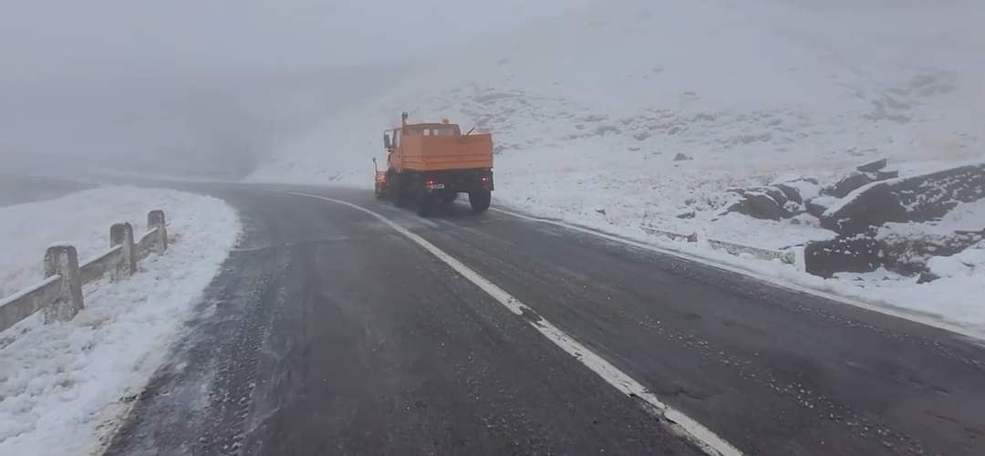 DECIZIE DE ULTIMĂ ORĂ, condițiile meteorologice închid circulația pe anumite sectoare ale drumurilor montane Transalpina și Transfăgărășan