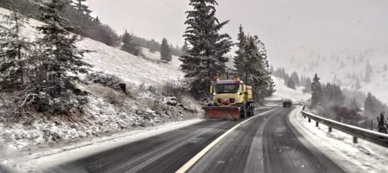 Atenție, conducătorii auto sunt sfătuiți să circule cu viteză adaptată în permanență condițiilor de drum, carosabil umed, ceață și polei