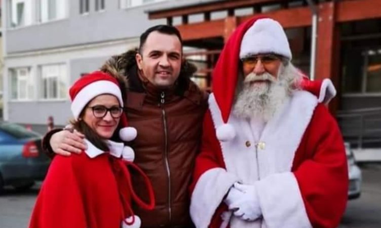 Vine, vine Moș Crăciun la Târgoviște, mâine, la ora 17.00, cu tot alaiul său de spiriduși și acompaniat de fanfară