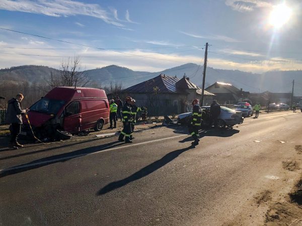 Accident pe DN 71 Pucioasa, coliziune între două autovehicule