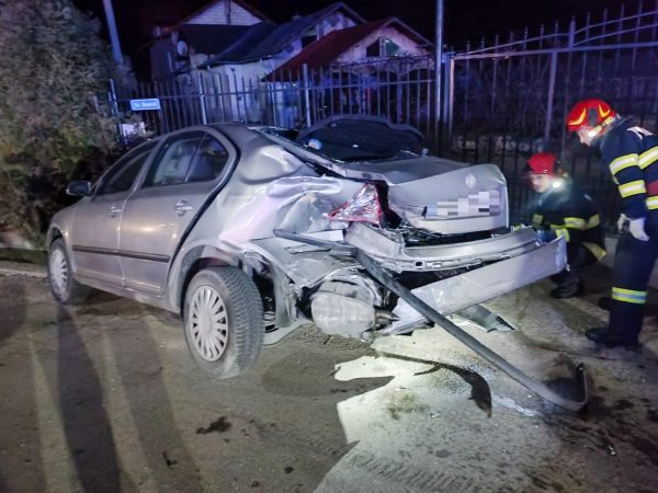 Accident grav pe DJ 711 Racovița, trei autoturisme implicate, patru victime transportate la spital