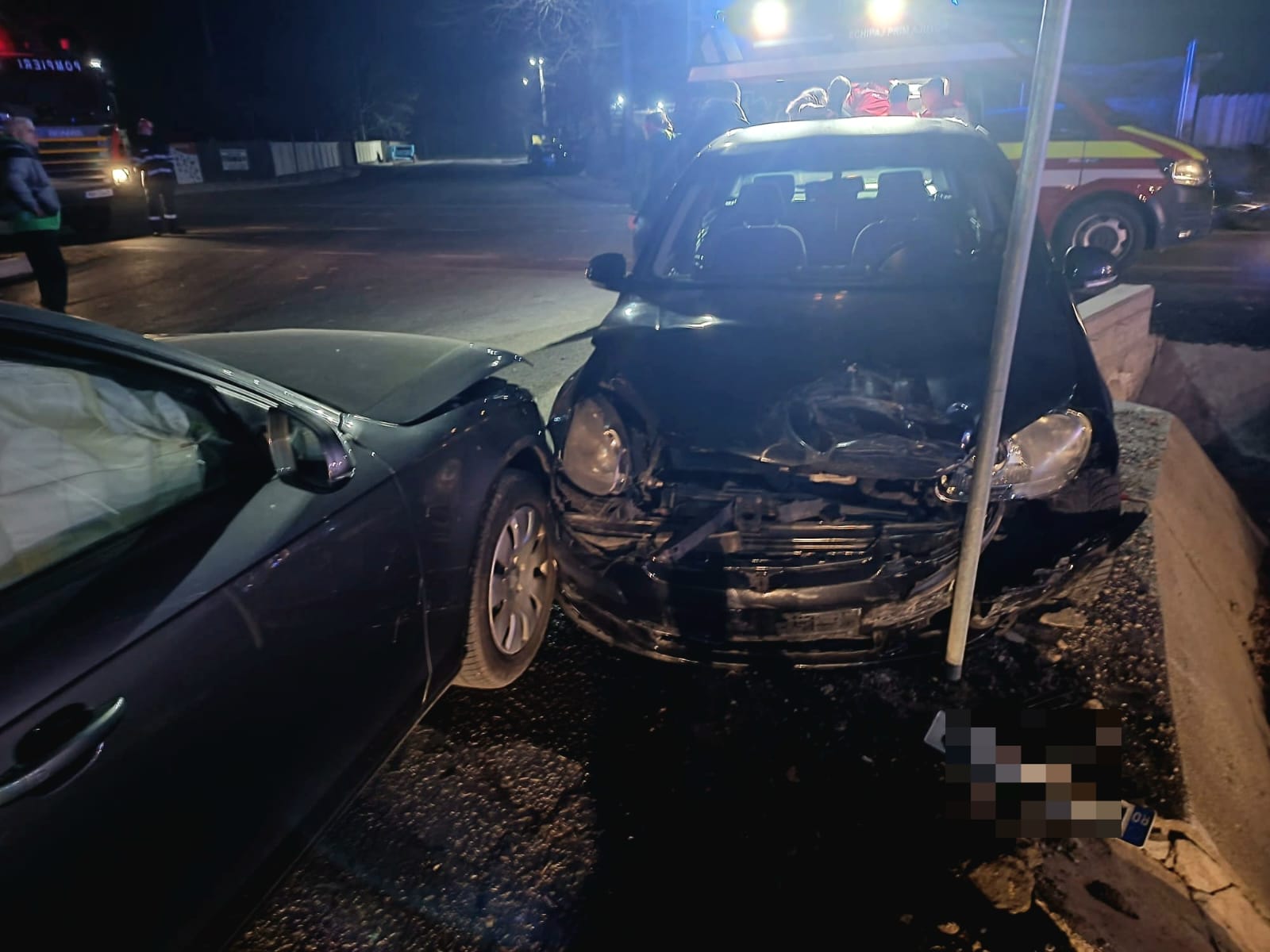 Accident grav pe  DJ 711 Racovița, trei autoturisme implicate, patru victime transportate la spital 