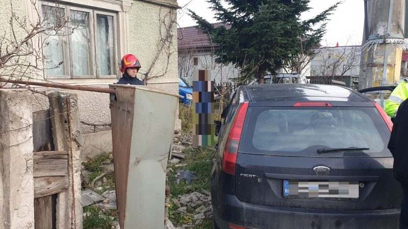 Pericol de explozie, șofer mort de beat a ajuns cu mașina în gardul unui locuințe, a avariat și o conductă de gaze