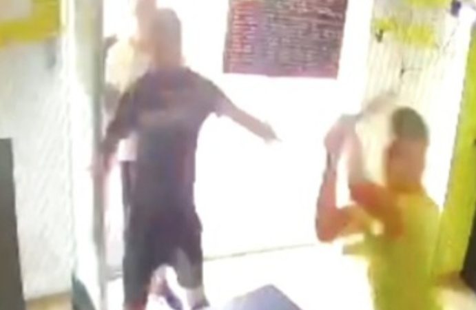 Bătaie cu bâte și lopeți într-o sală de jocuri din Potlogi, au intervenit mascații