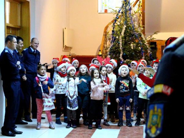 Colindătorii au trecut pragul Inspectoratului de Jandarmi Județean Dâmbovița