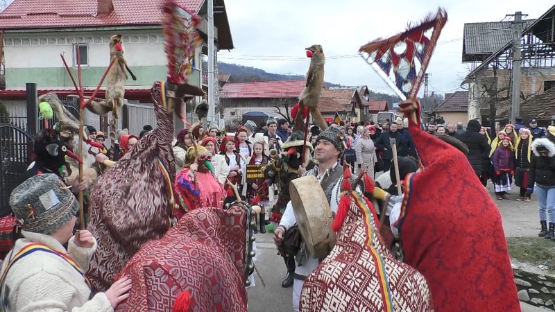 Festivalul Colindelor în comuna Moroeni, cete de colindători din toată țara au reaprins magia datinilor și obiceiurilor de iarnă. VIDEO