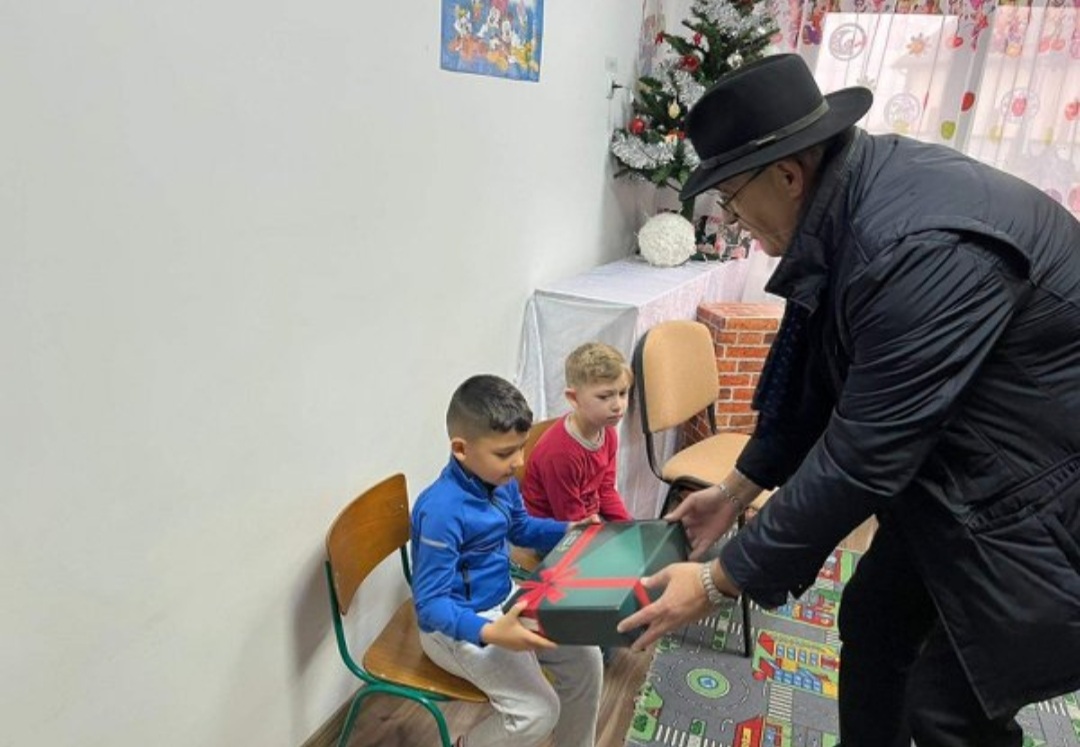 Moș Crăciun a sosit cu tolba plină de daruri la cei 500 de preșcolari și școlari din comuna Șotânga