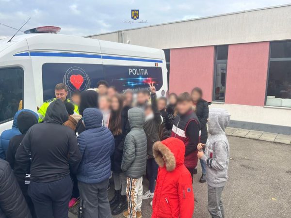 Elevii răcăreni au participat la orele de educație rutieră, susținute de polițiștiii dâmbovițeni
