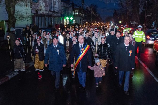 Paradă cu torțe de 1 Decembrie la Găești, au fost aprinse și luminițele de Crăciun. VIDEO