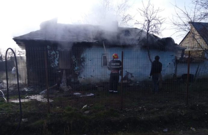 Tragedie la Vișina, un bebeluș a ars de viu în casa cuprinsă de flăcări