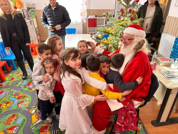 La Răzvad, elfii s-au pregătit temeinic, au reușit să pună toate cadourile în sanie, iar Moșul a ajuns la școli si grădinițe