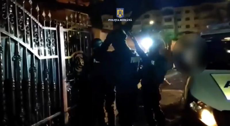 Zeci de percheziții în Dâmbovița, vizați sunt vânzătorii de petarde. VIDEO