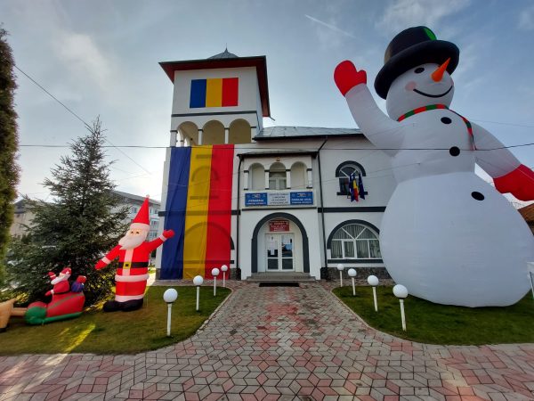 O lume de basm în fața Primăriei Voinești