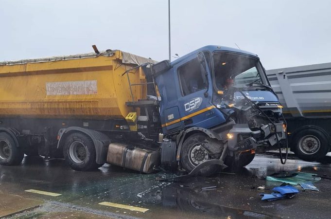 Pe DN 1A Crevedia, coliziune între două tiruri