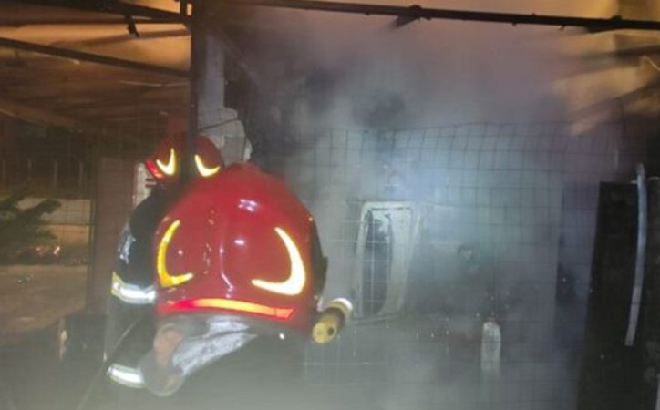 Casă cuprinsă de flăcări, pompierii intervin cu trei autospeciale