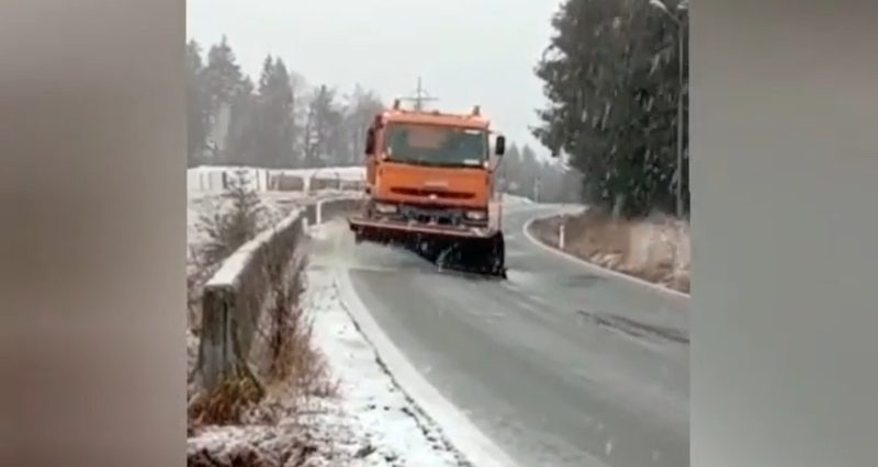 După ploi, ninsoarea lovește în zona înaltă a județului Dâmbovița. VIDEO