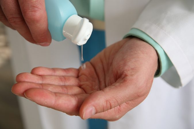 AVERTISMENTUL MEDICILOR: TREBUIE SĂ REÎNVĂTĂM spălatul și dezinfectarea mâinilor, VIRUSUL GRIPAL SUPRAVIEȚUIEȘTE PE SUPRAFEȚE