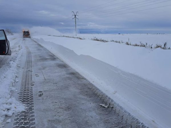 ATENȚIE ŞOFERI, RISCAȚI AMENDĂ dacă nu aveți în portbagaj lanțuri pentru zăpadă, săculeţ de nisip şi lopată