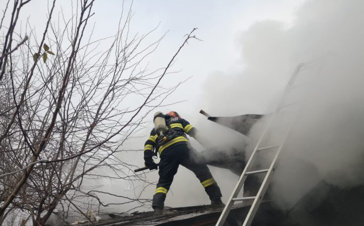 Incendiu la o anexă gospodărească în orașul Găești, str. Teilor