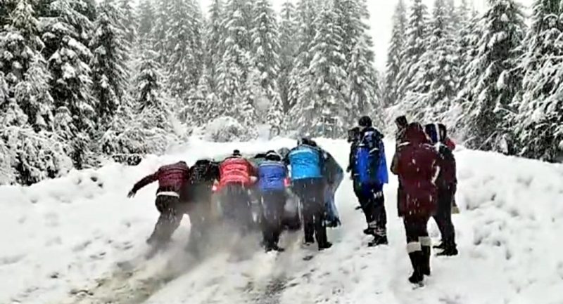 Peste 100 de turiști au rămas înzăpeziți cu mașinile în zona Zănoaga- Dichiu, au intervenit jandarmii și polițiștii. VIDEO