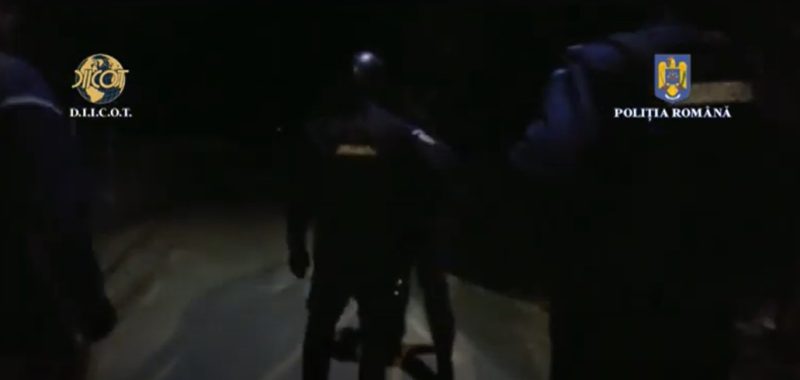 13 persoane, printre care și elevi, ar fi deținut DROGURI, pentru consum propriu și ar fi comercializat consumatorilor din județul Prahova, preponderent liceeni, droguri de risc (cannabis).VIDEO
