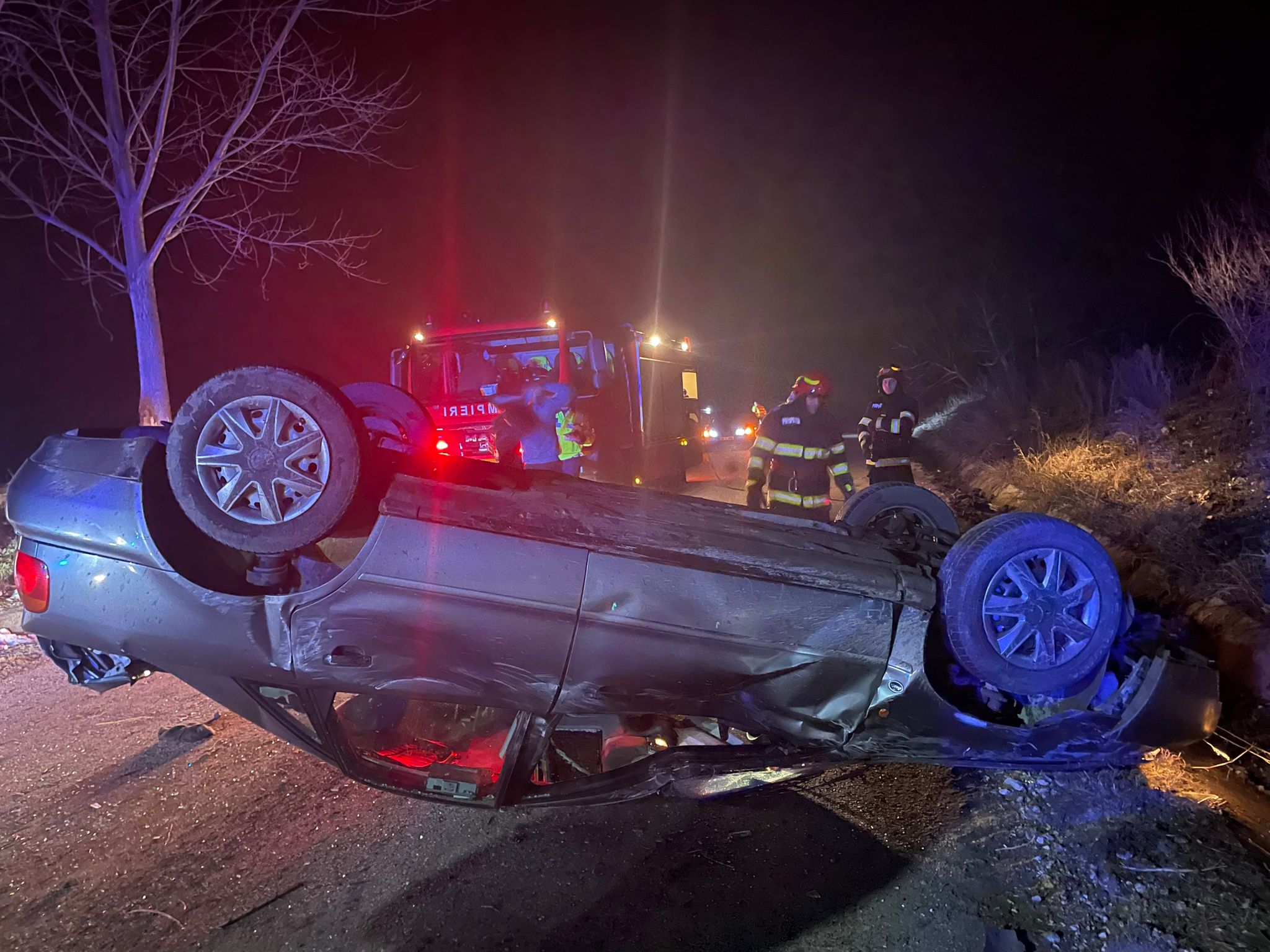 Nu a oprit la semnalele poliţiştilor, iar apoi s-a răsturnat cu mașina, era beat şi nu avea permis