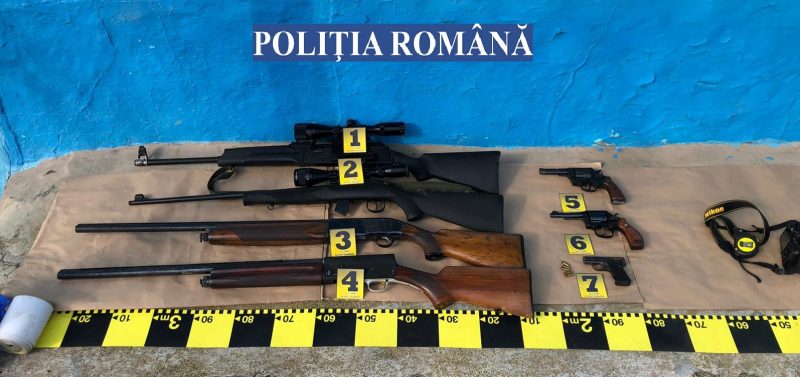 MASCAȚII au descins în Târgoviște și Lucieni, doi bărbați au deținut ilegal arme de colecție