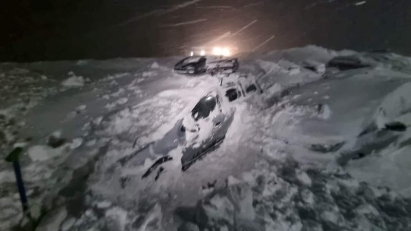 AVALANȘĂ de mari dimensiuni a lovit cabana Capra și parcarea din fața cabanei.VIDEO