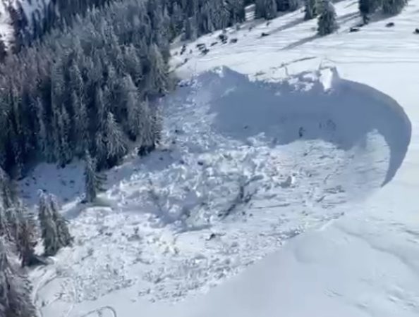 IMAGINI cu Avalanșa din masivul Maramureș, un turist polonez a decedat