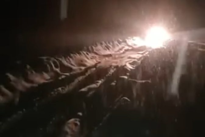 Doi copii în vârstă de 11 ani, împreună cu tații lor și un câine au rămas blocați în zăpadă. VIDEO