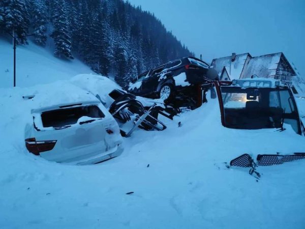 ULTIMA ORĂ: Și ISU Dâmbovița intervine cu forțe pentru evacuarea turiștilor surprinși de avalanșă la Cabana Capra