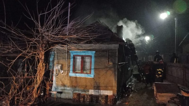 Incendiu izbucnit la o casă în comuna Ocnița, sat Ocnița, strada Valea lui Neag