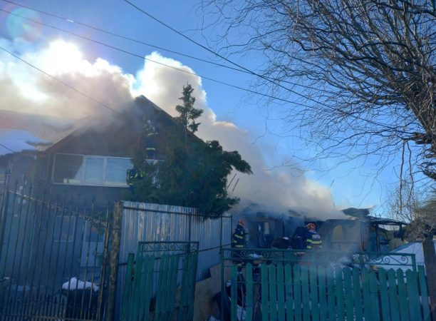 Două case cuprinse de flăcări în comuna Corbii Mari