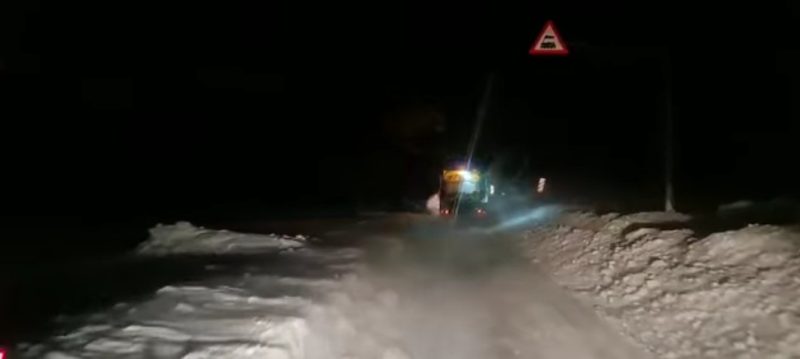 Informaţi-vă cu privire la condiţiile meteo din zonele în care urmează să vă deplasaţi şi echipaţi-vă maşina corespunzător