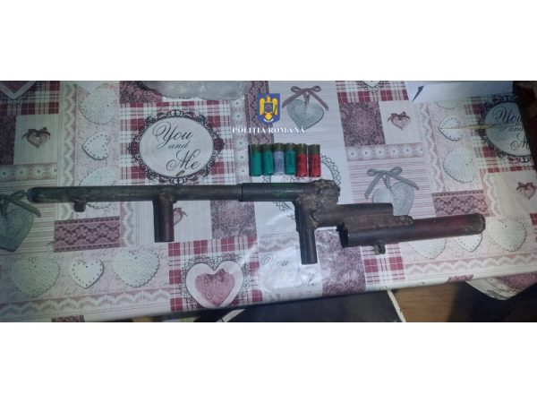 Percheziții, polițiștii au descoperit o armă confecționată artizanal, 4 cartușe cu alice și 2 cu proiectil unic, muniție pentru arme letale, cu țeavă lisă Percheziții, polițiștii au descoperit o armă confecționată artizanal, 4 cartușe cu alice și 2 cu proiectil unic, muniție pentru arme letale, cu țeavă lisă