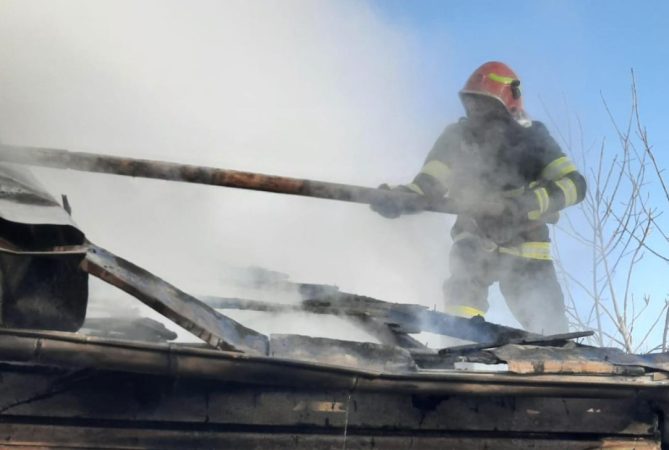 MARE ATENȚIE LA FOC, în ultima oră, pompierii au fost solicitați la două incedii izbucnite în gospodării