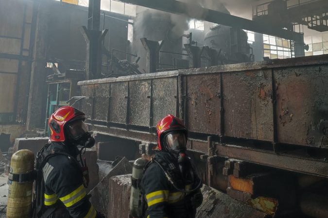 PERICOL, Hală cuprinsă de flăcări, ARD materiale combustibile din jurul unui rezervor dezafectat de acid clorhidric