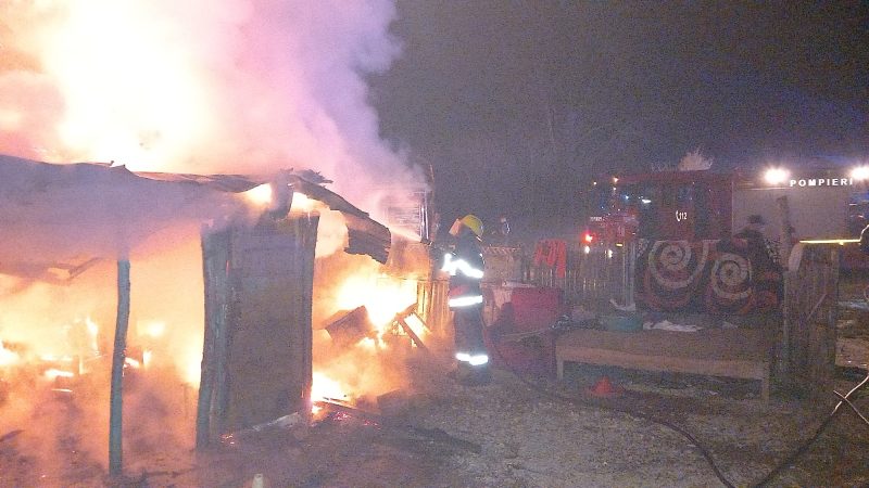 Intervenție în cazul unui incendiu izbucnit la o casă din localitatea Vlădeni