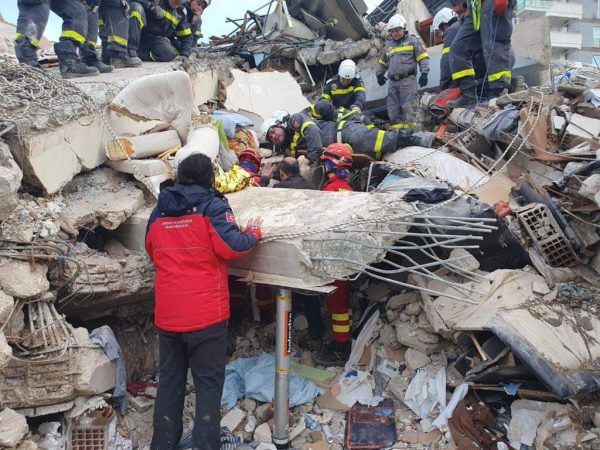 INTERVENȚIA Echipei României de căutare-salvare, RO-USAR, a reușit identificarea și recuperarea de sub dărâmături a unei familii