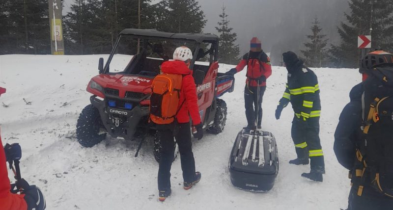 Un echipaj ISU Dâmbovița participă la acțiunea de EVACUARE A TURIȘTILOR de la Cabana Capra