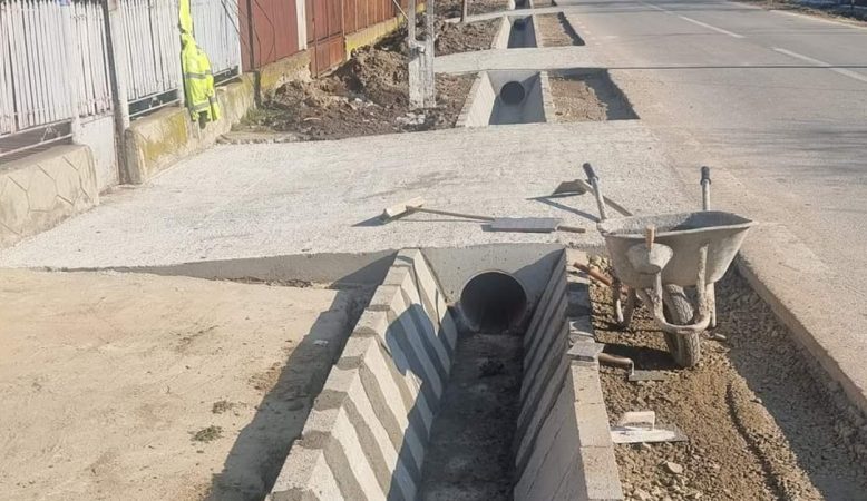 Se lucrează la șanțuri betonate și podețe cu intrare în proprietăți, pe DJ 722 în comuna Nucet