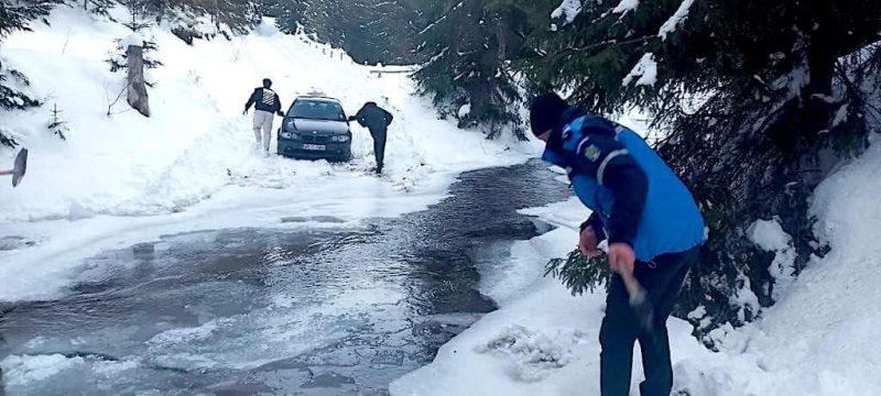 Tineri scoși cu mașina din râu de către jandarmi montani și un localnic. VIDEO