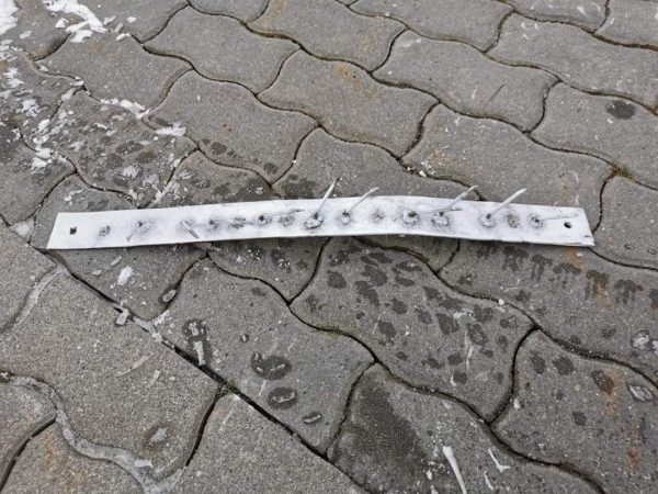 CONVOCARE DE URGENȚĂ! Rău-intenționați au montat dispozitive artizanale de spargere a roților autovehiculelor care circulau pe un drumul forestier