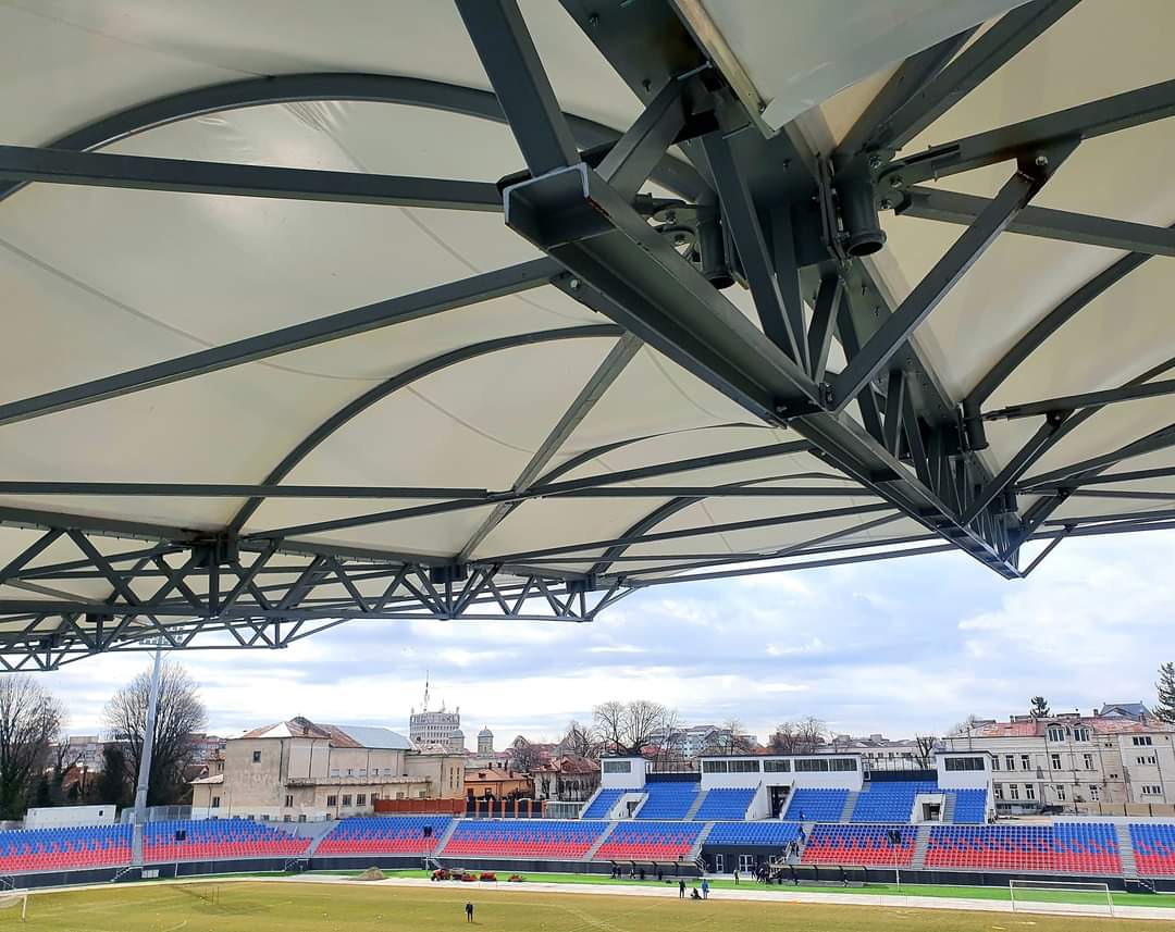 INFORMAȚII NOI despre Stadionul " Eugen Popescu", se fac probe la iluminatul arhitectural, albastru și roșu