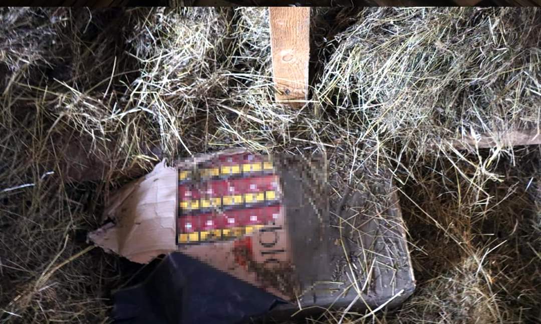 Peste 15.000 de pachete cu țigări de contrabandă, descoperite ascunse în fân și în butoaie de lemn