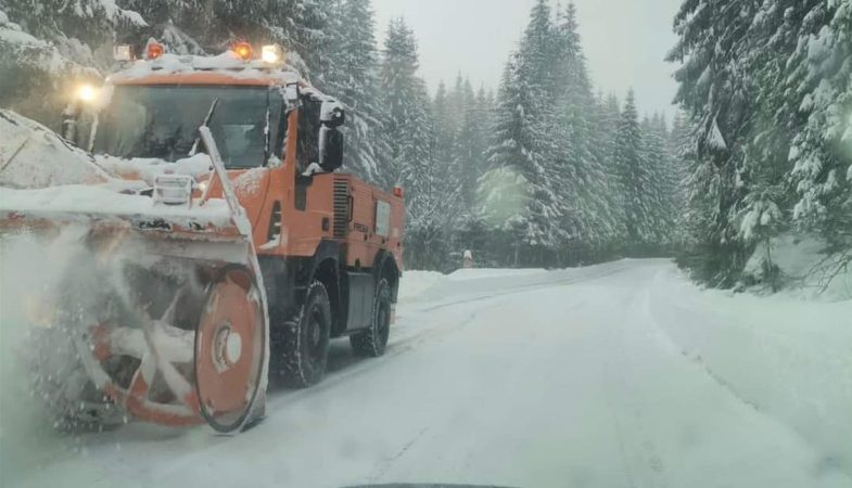 Situația traficului, pe unele drumuri din țară se circulă în condiții de iarnă
