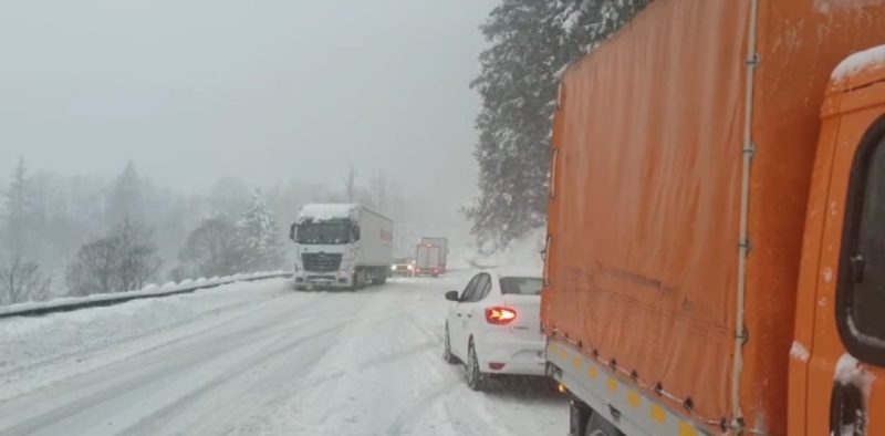 Trafic îngreunat pe DN 17, nu plecați la drum dacă nu aveți autovehiculele echipate corespunzător. VIDEO