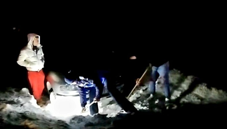 Turiști blocați în zăpadă, pe DJ 713 Cuibul Dorului-Dichiu, după ce s-au aventurat în Munții Bucegi. VIDEO