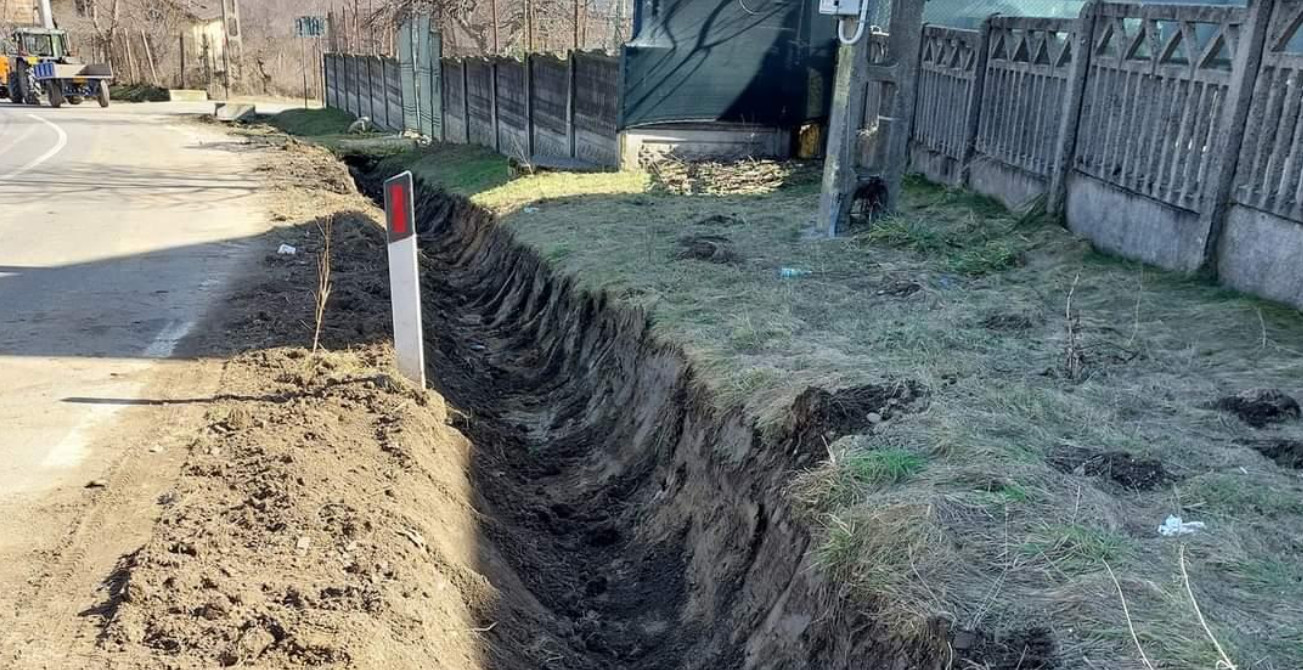 Administrația locală de la Voinești a demarat  în forță o amplă acțiune de decolmatare a șanțurilor 